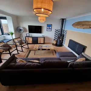 Salt & Surf-sea Views In Apartment